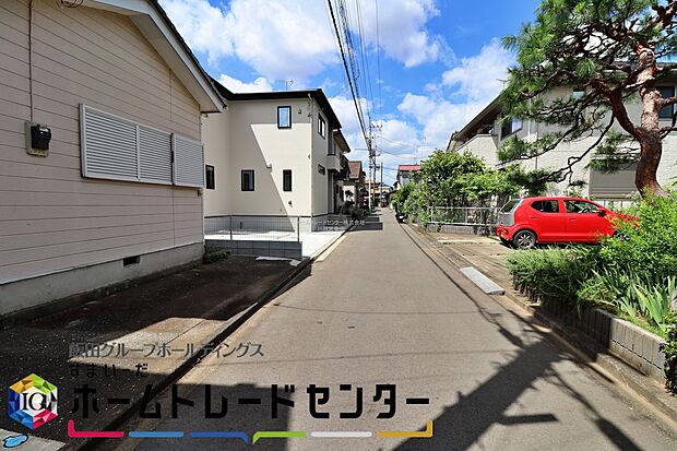 【前面道路含む現地写真】カースペースは並列で２台分ご用意しています♪前面道路は車通りも少ないので、お車の出し入れもストレスなく行えます☆休日の愛車の洗車もゆったり広々、ご自身のペースでピカピカに仕上げたいですよね！