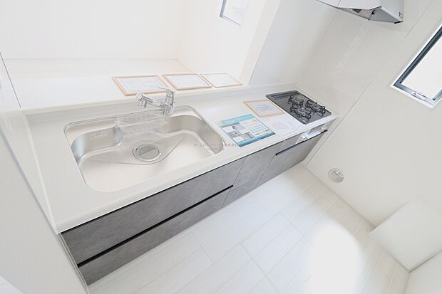 【キッチン】大容量の収納スペースは取り出しやすく、しまいやすいスライドタイプ、大きな鍋などの調理器具や、調味料も出し入れしやすいですね。
