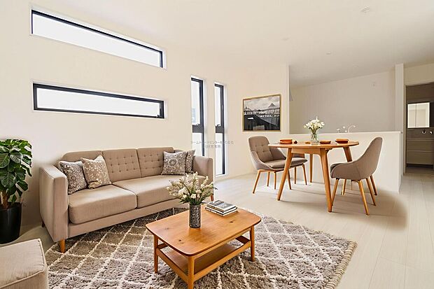 【リビング】広々としたLDKに、自分好みのインテリアでレイアウト。季節ごとに模様替えなども、楽しみの一つとなりそうです。※家具をCGで加工しています。家具付き販売ではございません。
