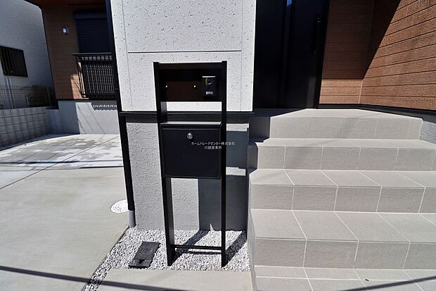 【玄関】インターフォンと一体型ですっきりとしたデザインのポスト。建物の外観に合わせたスタイリッシュなデザインです。
