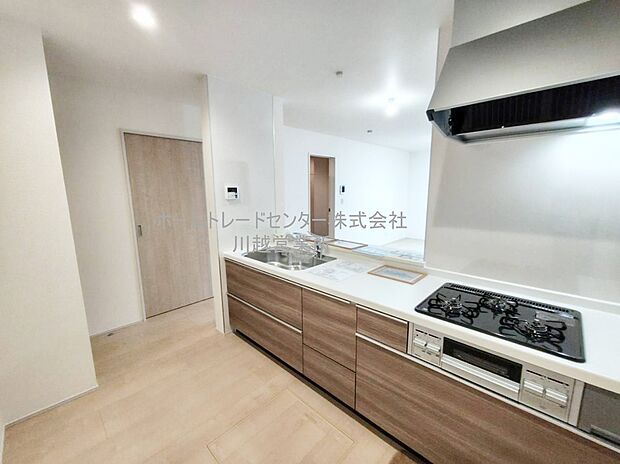 【キッチン】大容量の収納スペースは取り出しやすく、しまいやすいスライドタイプ、大きな鍋などの調理器具や、調味料も出し入れしやすいですね。