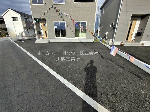 【駐車場】嬉しいコンクリート仕上げのカースペース。雨の日も足元を気にせず外出できます。ご家族の駐輪場としてもお使いいただけます。
