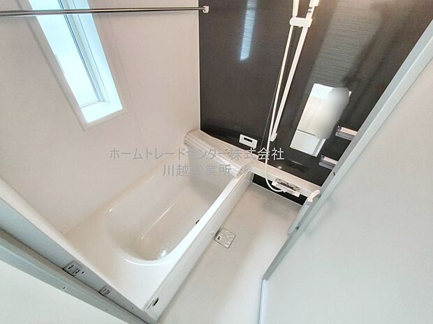 【浴室】浴室は湿気がたまりやすく、換気扇だけではどうしてもカビが出やすいです。窓があるだけでお風呂のカビお掃除がラクラク。
