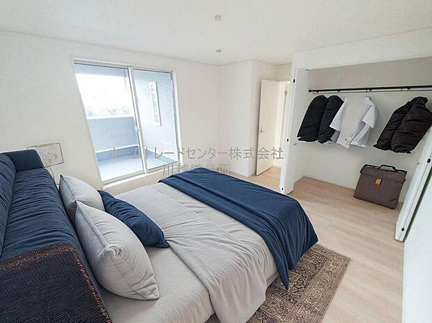 【洋室】大きなベッドを置いてもゆとりのある広さ！収納完備しておりますので、家具が少なく済みます！お掃除もラクラクですね♪※家具をCGで加工しています。家具付き販売ではございません。
