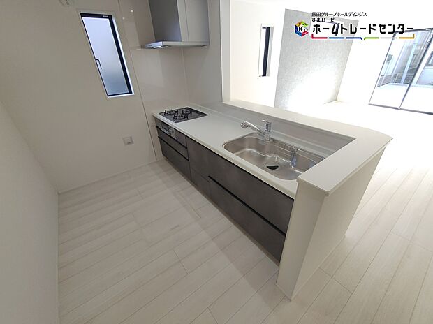 【チッチン】３号棟　大容量の収納スペースは取り出しやすく、しまいやすいスライドタイプ、大きな鍋などの調理器具や、調味料も出し入れしやすいですね。