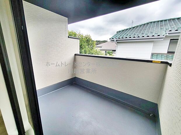 【バルコニー】日当たりのよい広さのあるバルコニー。一度にたくさんの洗濯物を干すことができます。