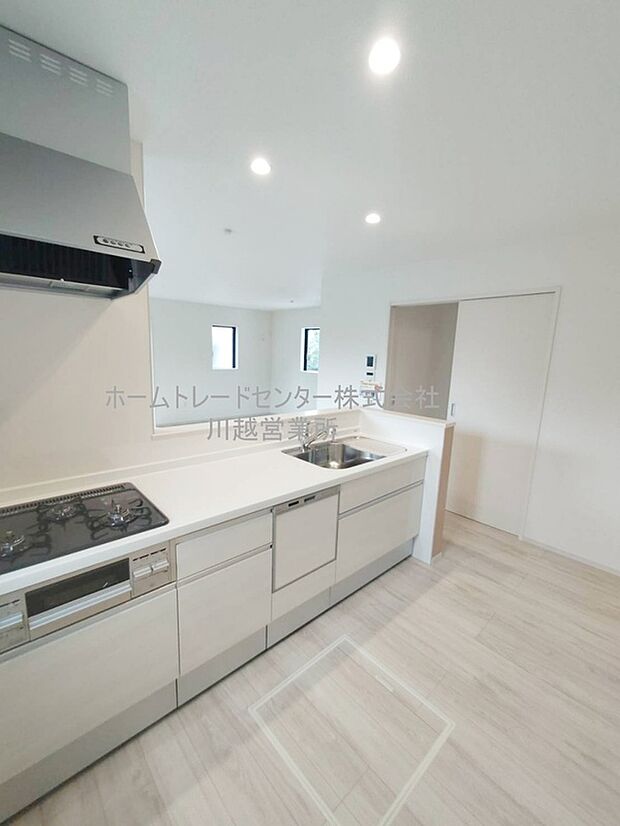 【キッチン】大容量の収納スペースは取り出しやすく、しまいやすいスライドタイプ、大きな鍋などの調理器具や、調味料も出し入れしやすいですね。
