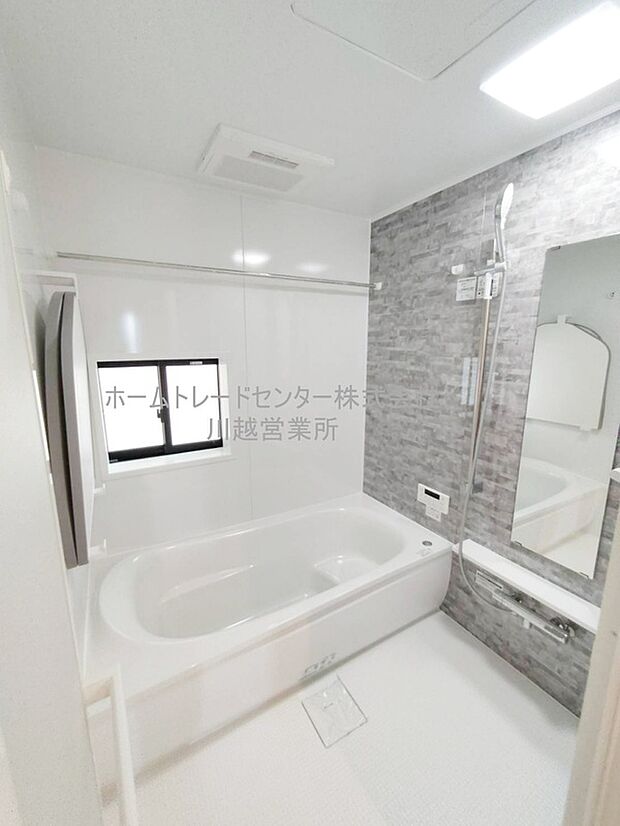 【浴室】浴室は湿気がたまりやすく、換気扇だけではどうしてもカビが出やすいです。窓があるだけでお風呂のカビお掃除がラクラク。
