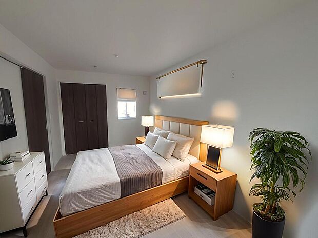 【主寝室】大きなベッドを置いてもゆとりのある広さ！収納完備しておりますので、家具が少なく済みます！お掃除もラクラクですね♪※家具をCGで加工しています。家具付き販売ではございません。
