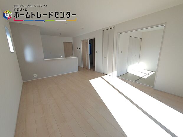 【LDK】ゆとりある空間で開放感があるリビングです♪採光にも優れていて過ごしていて気持ちのいいリビングです！ゆったりとした家族のお時間を。
