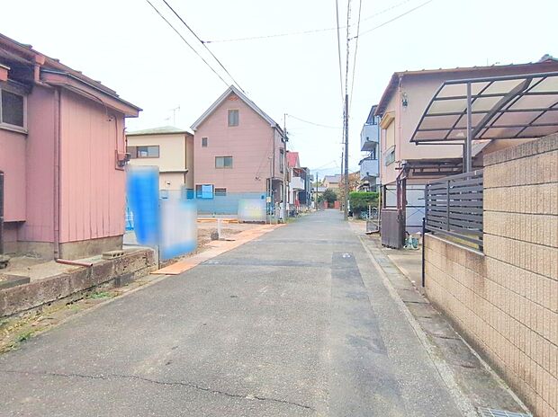 【前面道路含む現地写真】ひとたび扉を開けばそこに待っているのは上質な空間とマイホームでの新生活をイメージさせる優雅なひととき。「この家なら…」ではなく「ここに住みたい♪」と思う感動をお届けいたします。