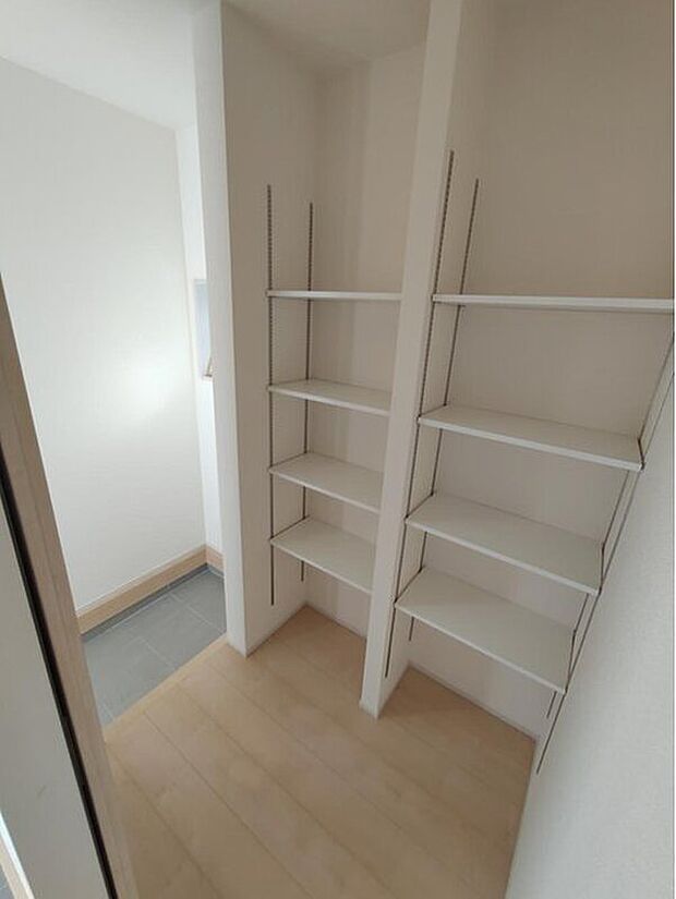 【シューズクローク】収納力たっぷりのシューズクロークは、家族の強い味方。シーズンオフのお洋服や靴、キャンプ用品やスポーツ用品など、かさばるけど、大切なものもしっかり片づけられます♪