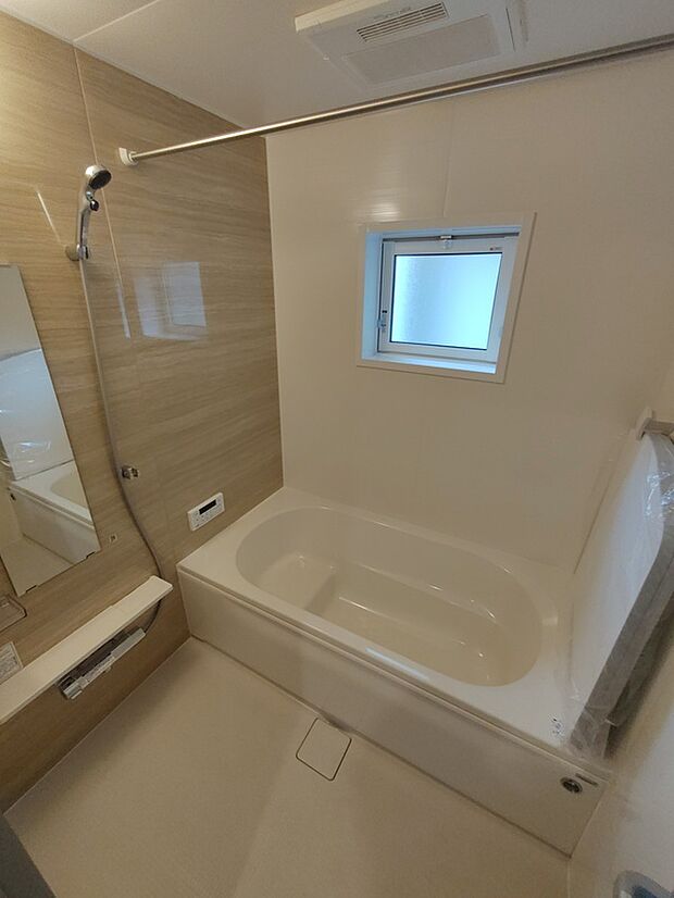 【浴室】浴室は湿気がたまりやすく、換気扇だけではどうしてもカビが出やすいです。窓があるだけでお風呂のカビお掃除がラクラク。