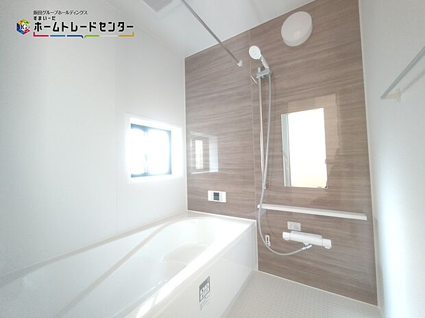 【浴室】浴室は湿気がたまりやすく、換気扇だけではどうしてもカビが出やすいです。窓があるだけでお風呂のカビお掃除がラクラク。