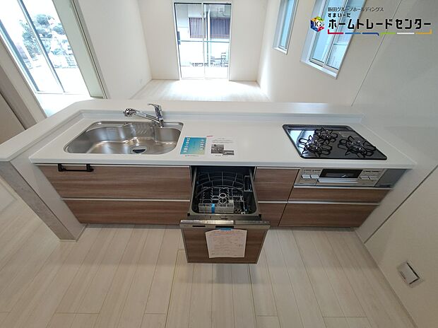 【キッチン】大容量の収納スペースは取り出しやすく、しまいやすいスライドタイプ、大きな鍋などの調理器具や、調味料も出し入れしやすいですね。
