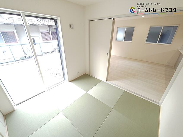 【１階和室】お子様の遊び場や、お昼寝スペースとして。和室を開放すると、広々とお使い頂けます。突然の来客時には、戸を閉めて視線を遮る事も可能です。
