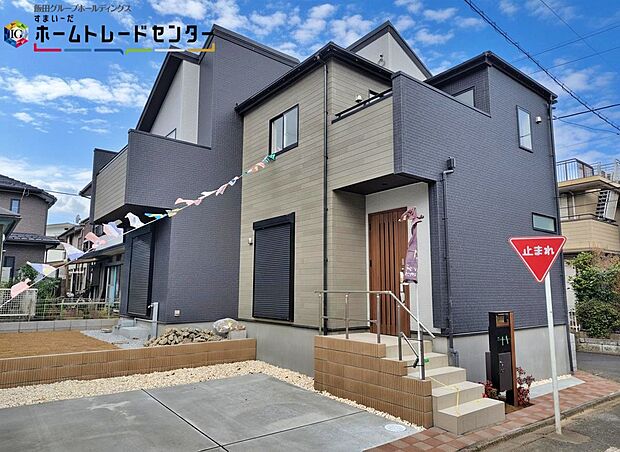 【前面道路含む現地写真】ひとたび扉を開けばそこに待っているのは上質な空間とマイホームでの新生活をイメージさせる優雅なひととき。「この家なら…」ではなく「ここに住みたい♪」と思う感動をお届けいたします。