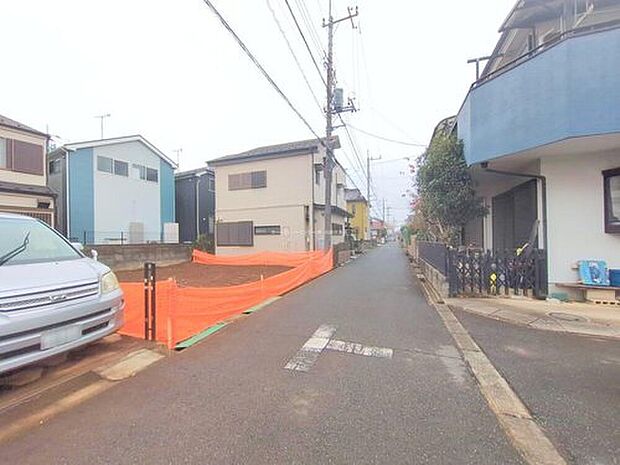 【前面道路含む現地写真】ひとたび扉を開けばそこに待っているのは上質な空間とマイホームでの新生活をイメージさせる優雅なひととき。「この家なら…」ではなく「ここに住みたい♪」と思う感動をお届けいたします。