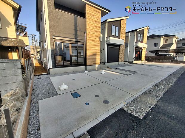 【駐車場】嬉しいコンクリート仕上げのカースペース。雨の日も足元を気にせず外出できます。ご家族の駐輪場としてもお使いいただけます。
