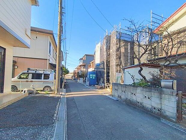【前面道路含む現地写真】ひとたび扉を開けばそこに待っているのは上質な空間とマイホームでの新生活をイメージさせる優雅なひととき。「この家なら…」ではなく「ここに住みたい♪」と思う感動をお届けいたします。

