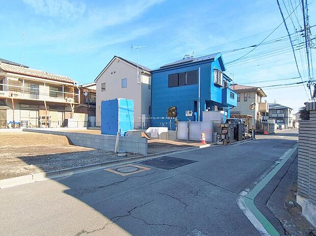 【前面道路含む現地写真】ひとたび扉を開けばそこに待っているのは上質な空間とマイホームでの新生活をイメージさせる優雅なひととき。「この家なら…」ではなく「ここに住みたい♪」と思う感動をお届けいたします。