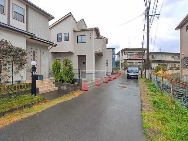 【前面道路含む現地写真】ひとたび扉を開けばそこに待っているのは上質な空間とマイホームでの新生活をイメージさせる優雅なひととき。「この家なら…」ではなく「ここに住みたい♪」と思う感動をお届けいたします。