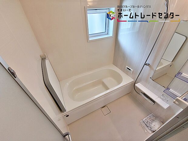 【浴室】浴室は湿気がたまりやすく、換気扇だけではどうしてもカビが出やすいです。窓があるだけでお風呂のカビお掃除がラクラク。
