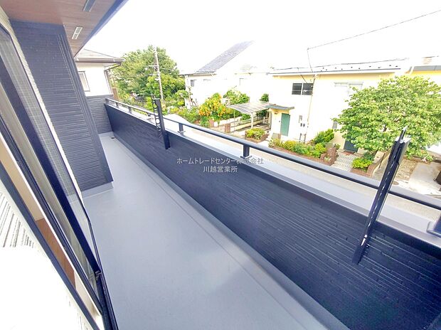 【バルコニー】日当たりのよい広さのあるバルコニー。一度にたくさんの洗濯物を干すことができます。
