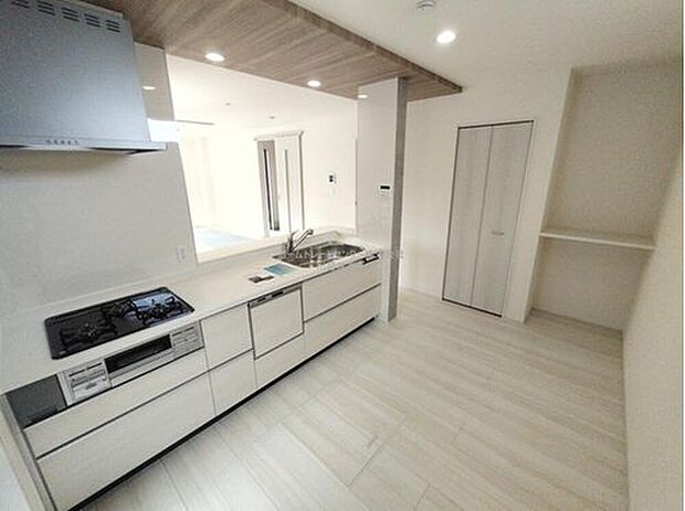 【キッチン】収納力豊富、爽やかなシステムキッチンを用意しております。さっと拭き取るだけで汚れが簡単にとれますので、キッチンスペースをいつでもすっきりとお使い頂けます。