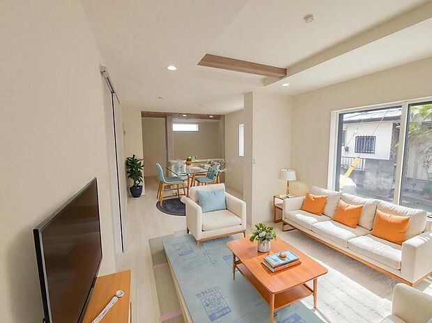 【リビング】広々としたLDKに、自分好みのインテリアでレイアウト。季節ごとに模様替えなども、楽しみの一つとなりそうです。※家具をCGで加工しています。家具付き販売ではございません。
