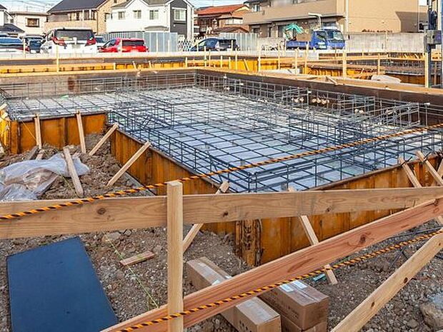 【足元を支えるベタ基礎】立ち上がりと底面全体が一体の鉄筋コンクリート造（仕上がり幅150ｍｍ・底盤厚150ｍｍ）。「不同沈下」や「地面からの湿気」に対する有効な措置と言えます。また、基礎と土台とをつなぐアンカーボルトは、大きな地震などにより建物が基礎から外れたり持ち上げられたりしないための役割があります。

