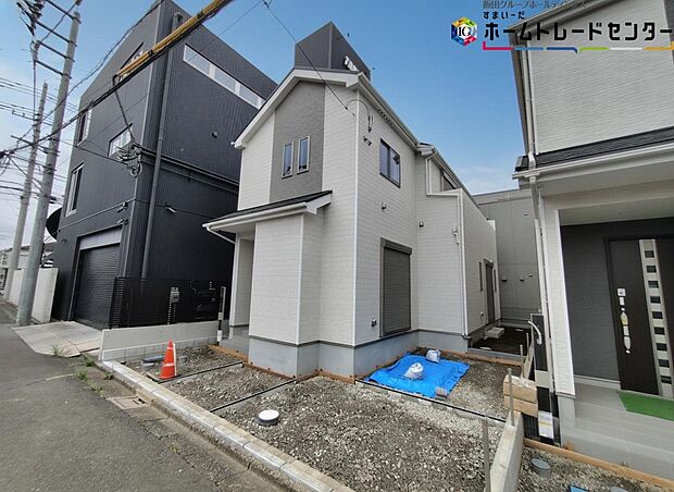 【現地外観写真】一戸建ての大きなメリットは、「自分の土地」を自由に使えること。好きなペットが飼えるほか、ガーデニングやDIY、車やバイクの手入れなど様々な趣味を楽しめます♪