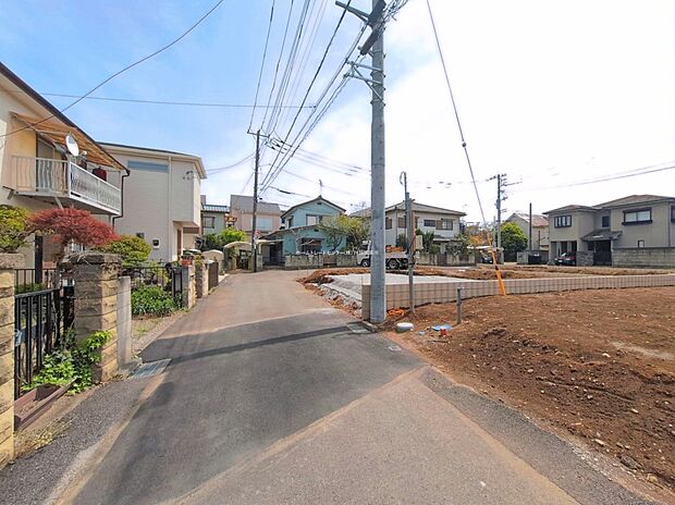 【前面道路含む現地写真】ひとたび扉を開けばそこに待っているのは上質な空間とマイホームでの新生活をイメージさせる優雅なひととき。「この家なら…」ではなく「ここに住みたい♪」と思う感動をお届けいたします。

