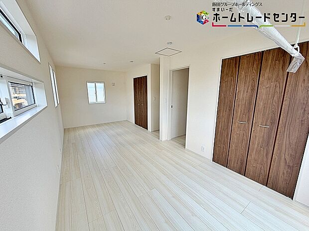 【洋室】お陽さまの光をさわやかな風をたっぷりとりこめます。室内はいつも明るい印象なので気持ちの良い朝を迎えられます。毎日の生活も明るくなりそうです。

