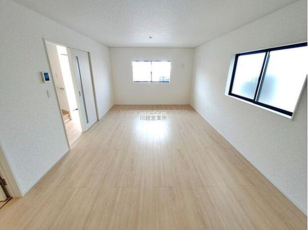 【リビング】ここにはみんなが集い、食事と楽しい会話が始まる。話に夢中になりすぎて、ついつい時を忘れ時間が過ぎてしまう。そんな束の間の幸せを感じさせてくれる場所となることでしょう。