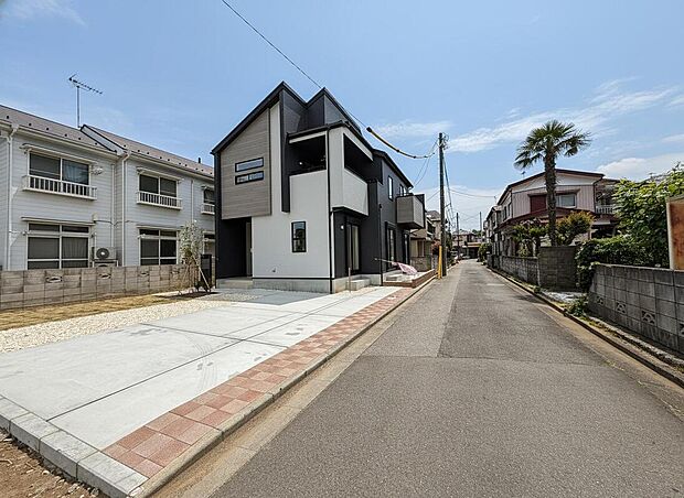 【前面道路含む現地写真】ひとたび扉を開けばそこに待っているのは上質な空間とマイホームでの新生活をイメージさせる優雅なひととき。「この家なら…」ではなく「ここに住みたい♪」と思う感動をお届けいたします。
