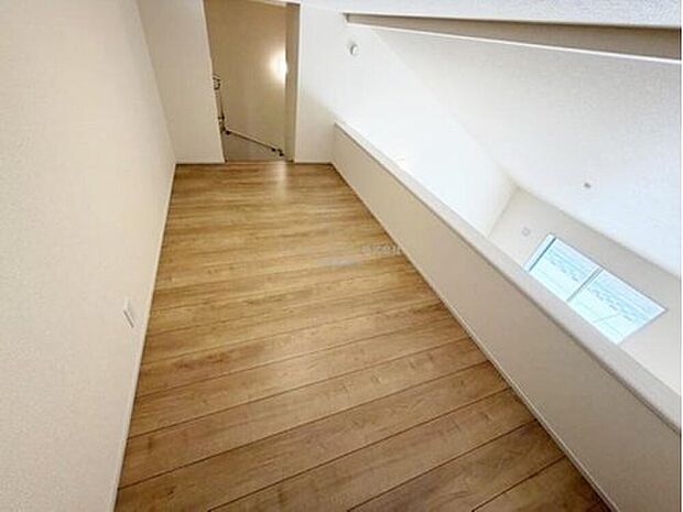 【ロフト】生活スタイルに合わせて自由に使えるロフトです。増えがちな季節の衣類や本、趣味の道具などもすっきりと片付きます。