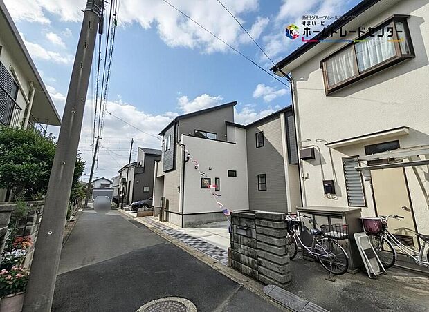 【前面道路含む現地写真】ひとたび扉を開けばそこに待っているのは上質な空間とマイホームでの新生活をイメージさせる優雅なひととき。「この家なら…」ではなく「ここに住みたい♪」と思う感動をお届けいたします。