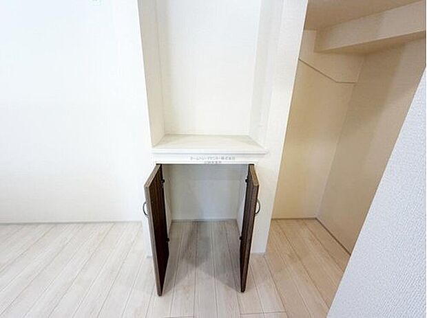 【パントリー】キッチンの横には大きなパントリーを設けました。そのまま食材の保管庫としてお使い頂いても良いですし、1階は何かと物が多くなるので、お掃除道具やお子様のおもちゃ収納にお使い頂いても良いかと思います。