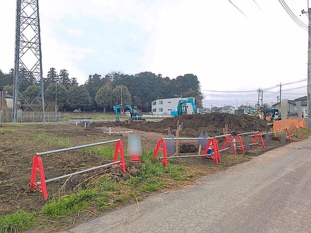 【現地外観写真】住宅性能評価で耐震等級３（最高等級）を取得！お客様を守る大切な住宅だからこそ、第三者の検査を受けて安心して住んでいただける住宅をご案内させて頂きます。その頑丈さを、ぜひ現地にてご体感くださいませ。