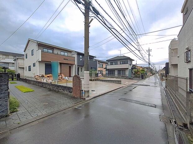 【前面道路含む現地写真】ひとたび扉を開けばそこに待っているのは上質な空間とマイホームでの新生活をイメージさせる優雅なひととき。「この家なら…」ではなく「ここに住みたい♪」と思う感動をお届けいたします。