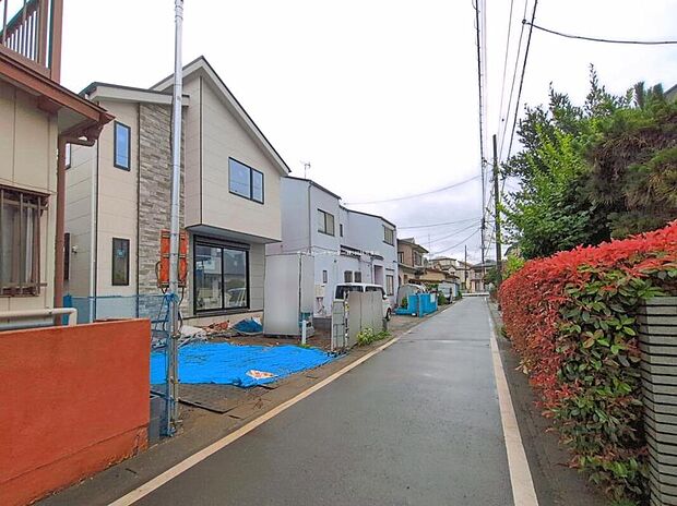 【前面道路含む現地写真】ひとたび扉を開けばそこに待っているのは上質な空間とマイホームでの新生活をイメージさせる優雅なひととき。「この家なら…」ではなく「ここに住みたい♪」と思う感動をお届けいたします。