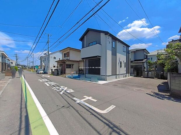 【前面道路含む現地写真】ひとたび扉を開けばそこに待っているのは上質な空間とマイホームでの新生活をイメージさせる優雅なひととき。「この家なら…」ではなく「ここに住みたい♪」と思う感動をお届けいたします。