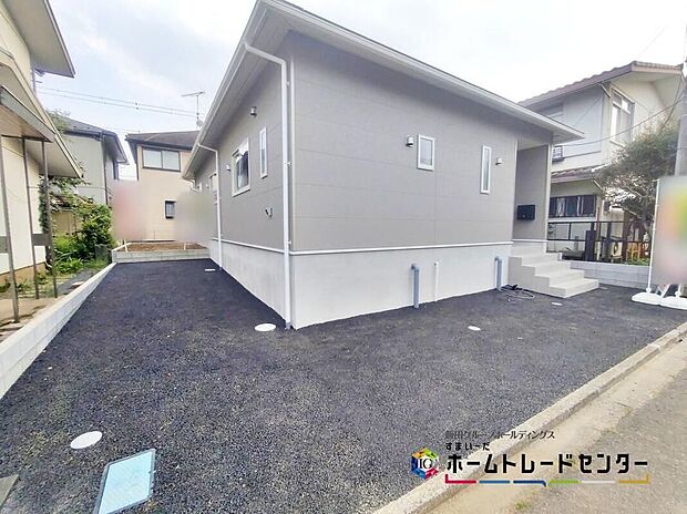 【駐車場】嬉しいコンクリート仕上げのカースペース。雨の日も足元を気にせず外出できます。ご家族の駐輪場としてもお使いいただけます。