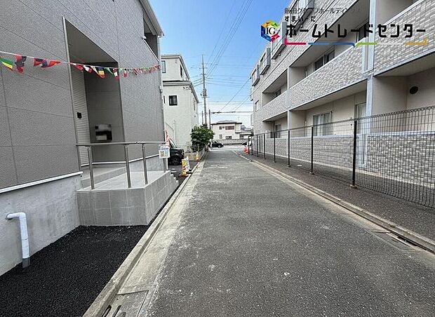 【前面道路含む現地写真】一戸建ての大きなメリットは、「自分の土地」を自由に使えること。好きなペットが飼えるほか、ガーデニングやDIY、車やバイクの手入れなど様々な趣味を楽しめます♪