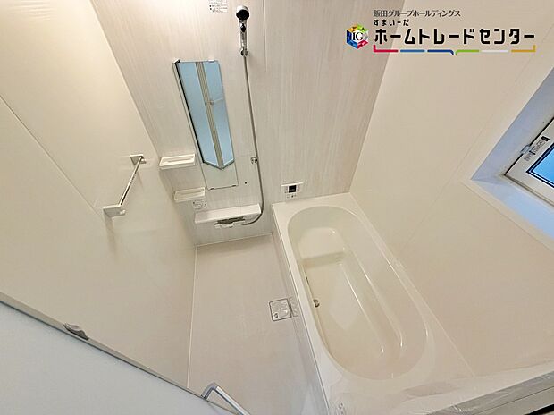 【浴室】浴室は湿気がたまりやすく、換気扇だけではどうしてもカビが出やすいです。窓があるだけでお風呂のカビお掃除がラクラク。