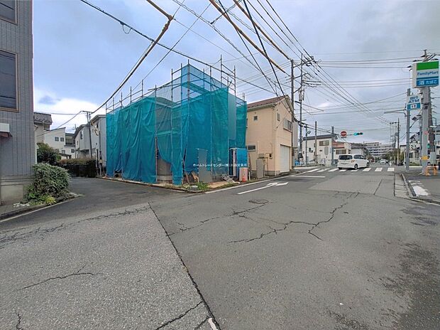 【前面道路含む現地写真】ひとたび扉を開けばそこに待っているのは上質な空間とマイホームでの新生活をイメージさせる優雅なひととき。「この家なら…」ではなく「ここに住みたい♪」と思う感動をお届けいたします。