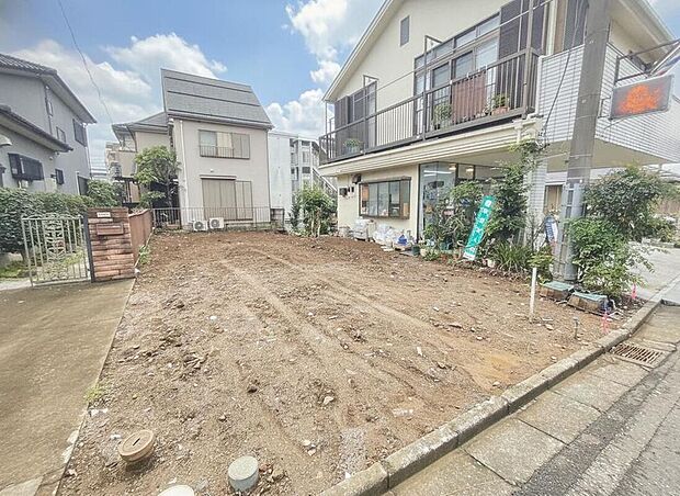 【現地外観写真】一戸建ての大きなメリットは、「自分の土地」を自由に使えること。好きなペットが飼えるほか、ガーデニングやDIY、車やバイクの手入れなど様々な趣味を楽しめます♪