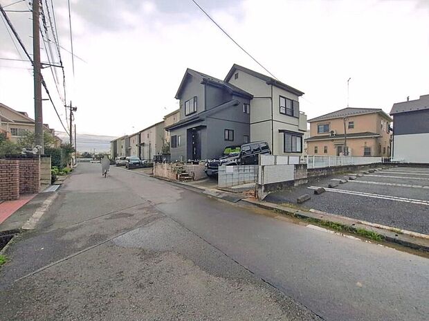 【前面道路含む現地写真】ひとたび扉を開けばそこに待っているのは上質な空間とマイホームでの新生活をイメージさせる優雅なひととき。「この家なら…」ではなく「ここに住みたい♪」と思う感動をお届けいたします。