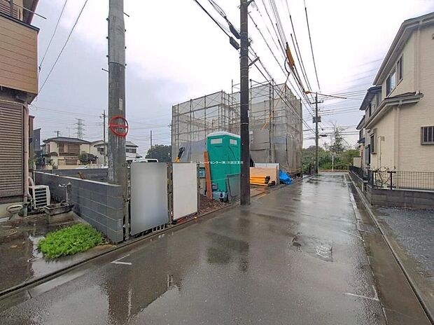 【前面道路含む現地写真】ひとたび扉を開けばそこに待っているのは上質な空間とマイホームでの新生活をイメージさせる優雅なひととき。「この家なら…」ではなく「ここに住みたい♪」と思う感動をお届けいたします。